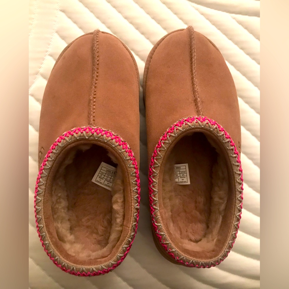 UGG slippers, almost new.